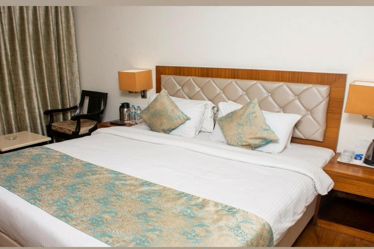 Hotel Meadows Bénarès Extérieur photo