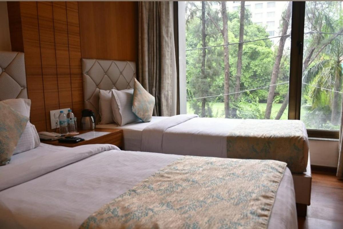 Hotel Meadows Bénarès Extérieur photo