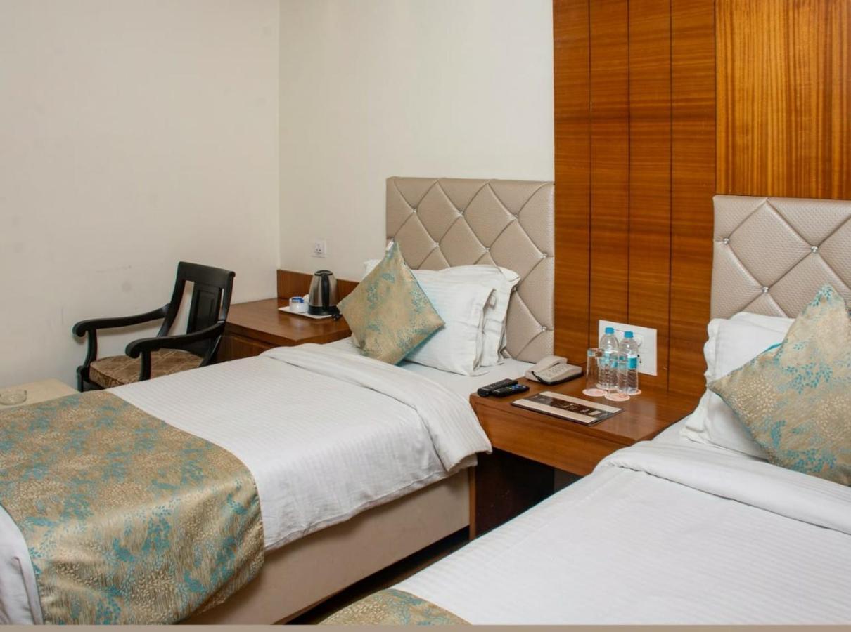 Hotel Meadows Bénarès Extérieur photo