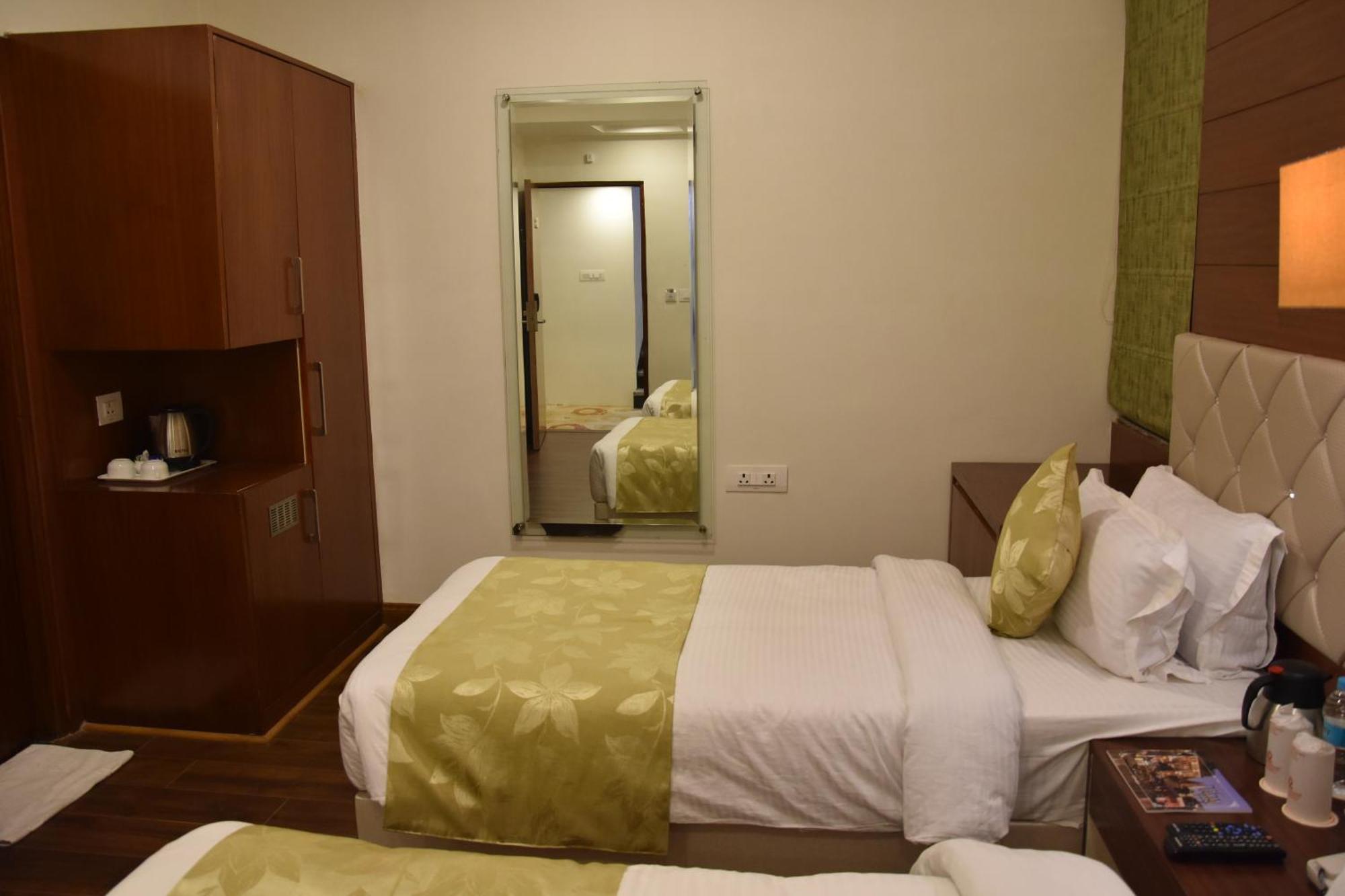 Hotel Meadows Bénarès Extérieur photo
