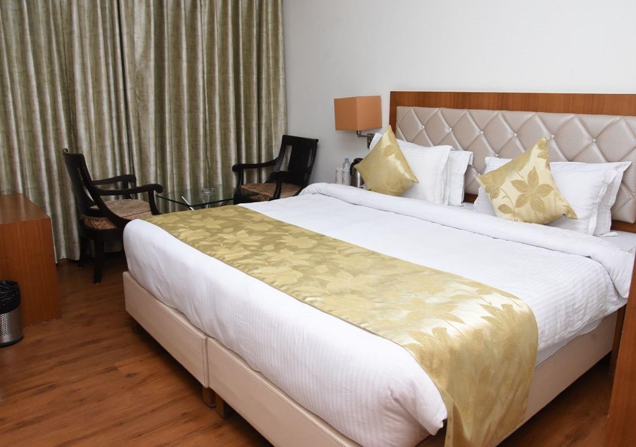 Hotel Meadows Bénarès Extérieur photo