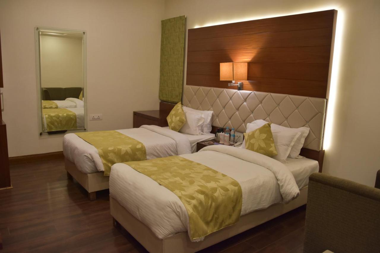 Hotel Meadows Bénarès Extérieur photo